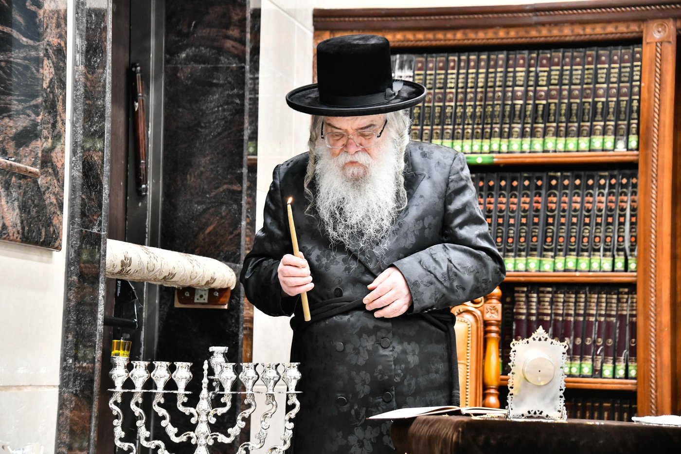 האדמו"ר מדארג בהדלקת נר חנוכה