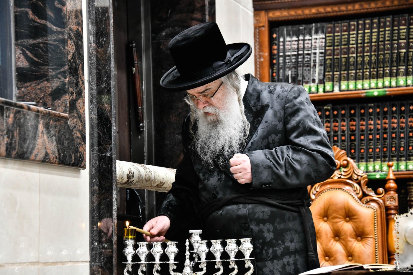 האדמו"ר מדארג בהדלקת נר חנוכה