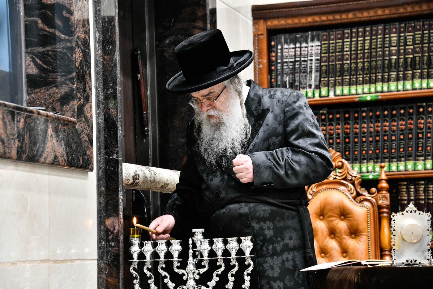 האדמו"ר מדארג בהדלקת נר חנוכה