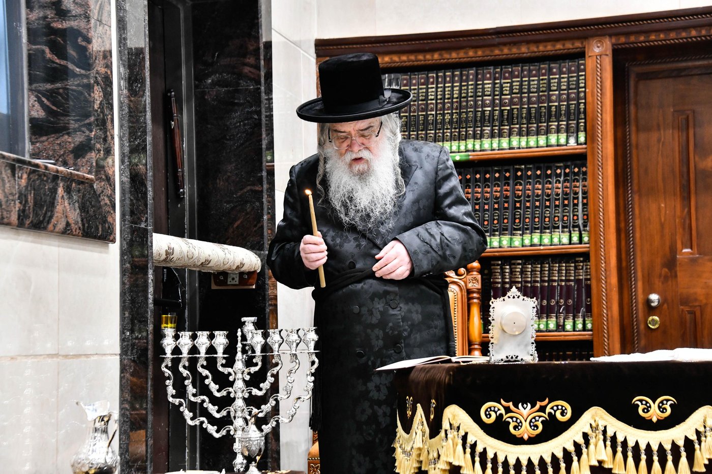 האדמו"ר מדארג בהדלקת נר חנוכה