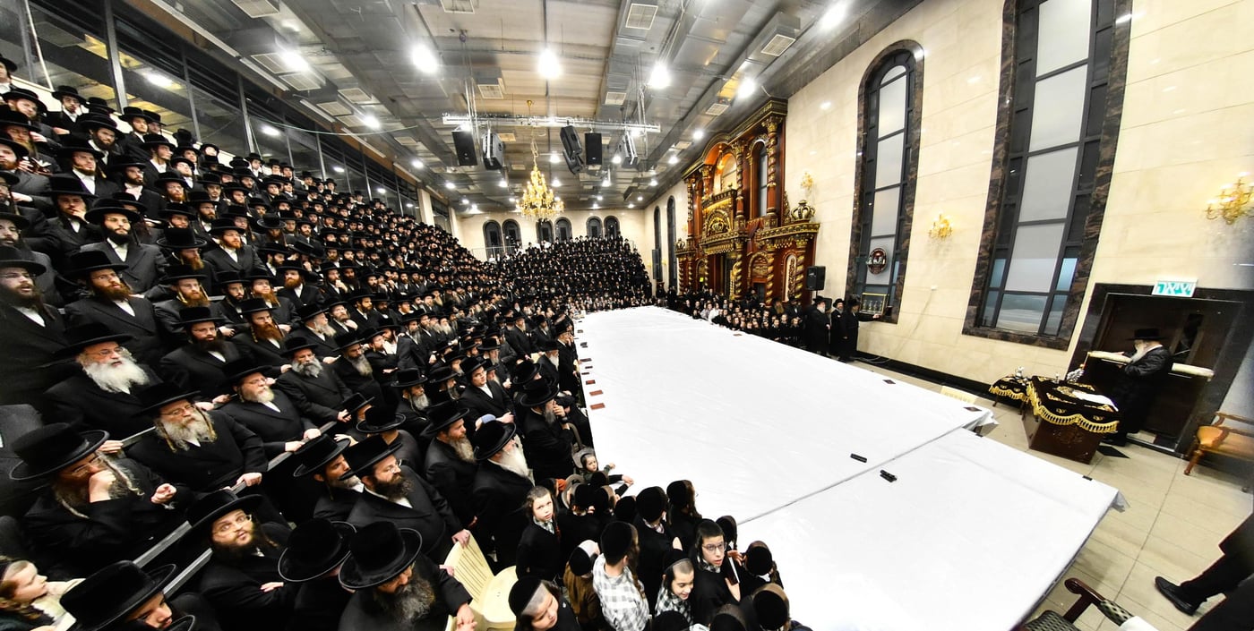 האדמו"ר מדארג בהדלקת נר חנוכה