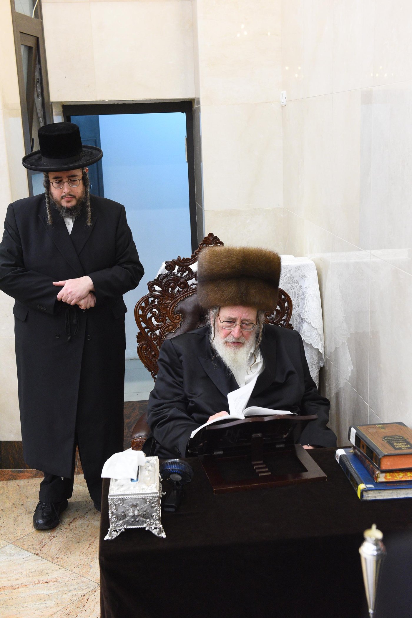 האדמו"ר מספינקא בהדלקת נרות חנוכה