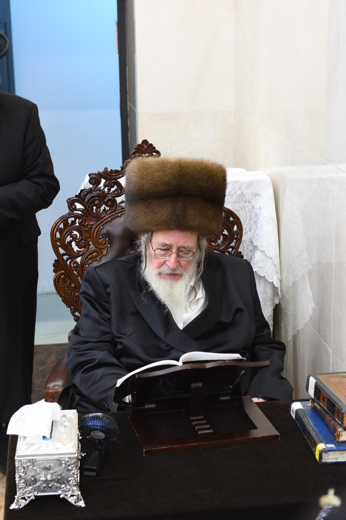 האדמו"ר מספינקא בהדלקת נרות חנוכה