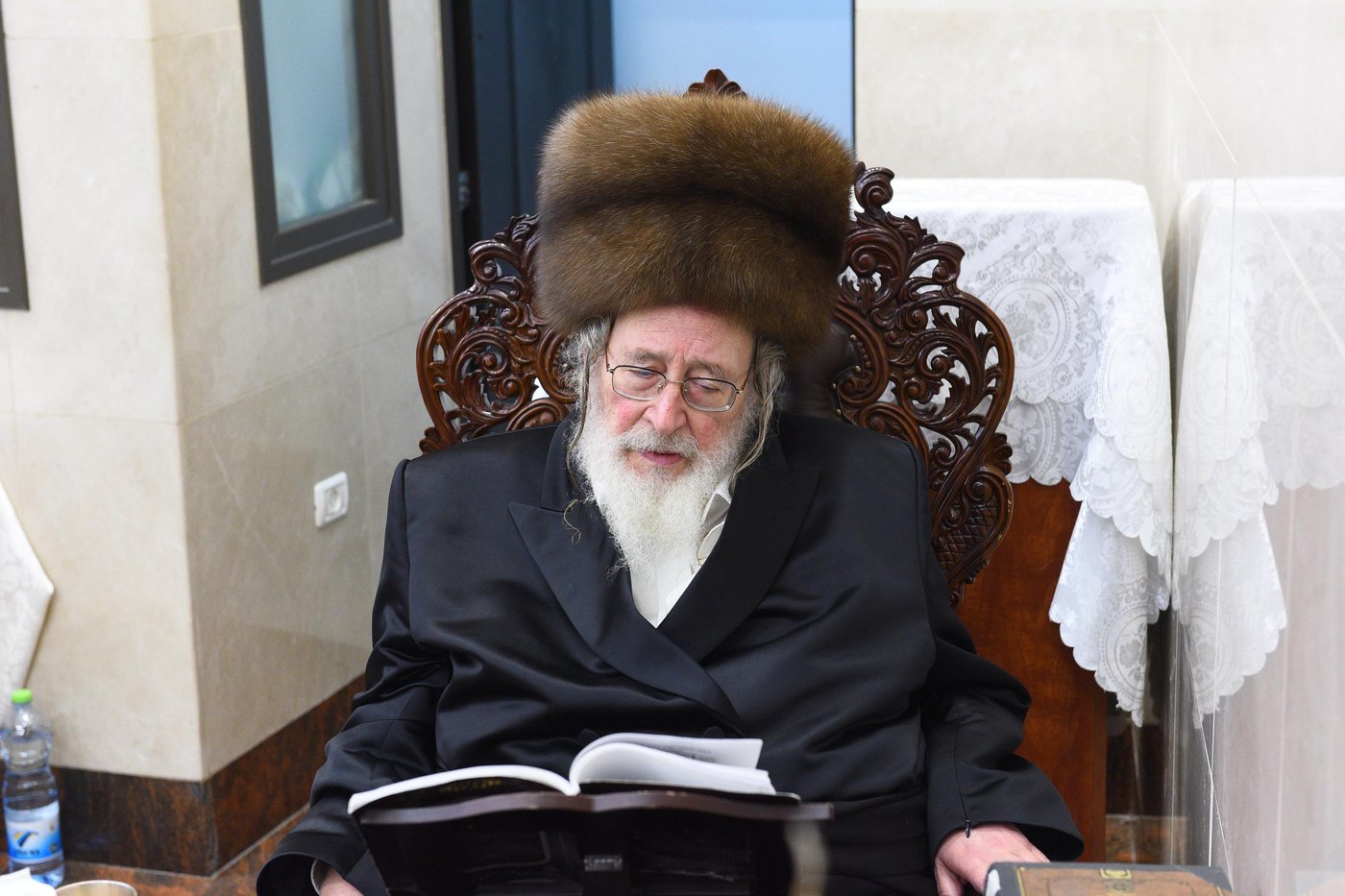 האדמו"ר מספינקא בהדלקת נרות חנוכה