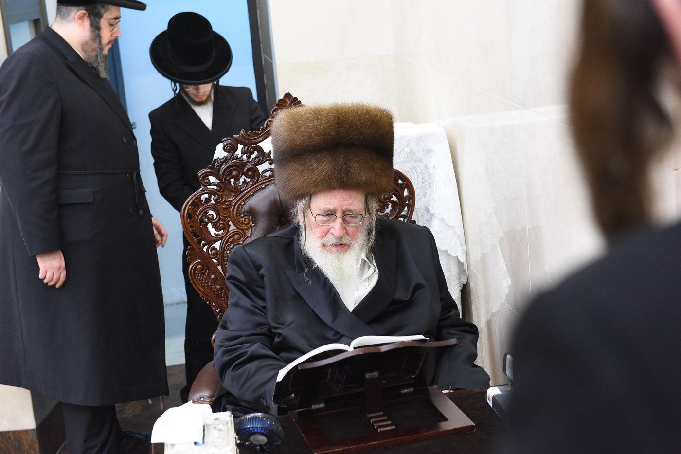 האדמו"ר מספינקא בהדלקת נרות חנוכה