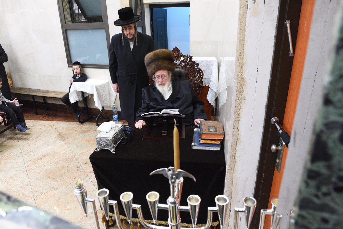 האדמו"ר מספינקא בהדלקת נרות חנוכה