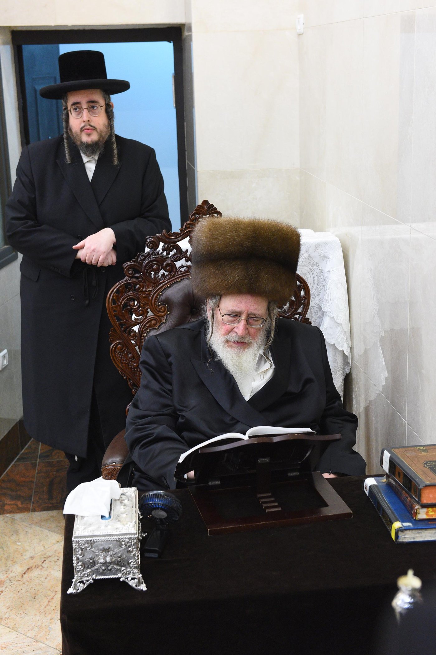 האדמו"ר מספינקא בהדלקת נרות חנוכה