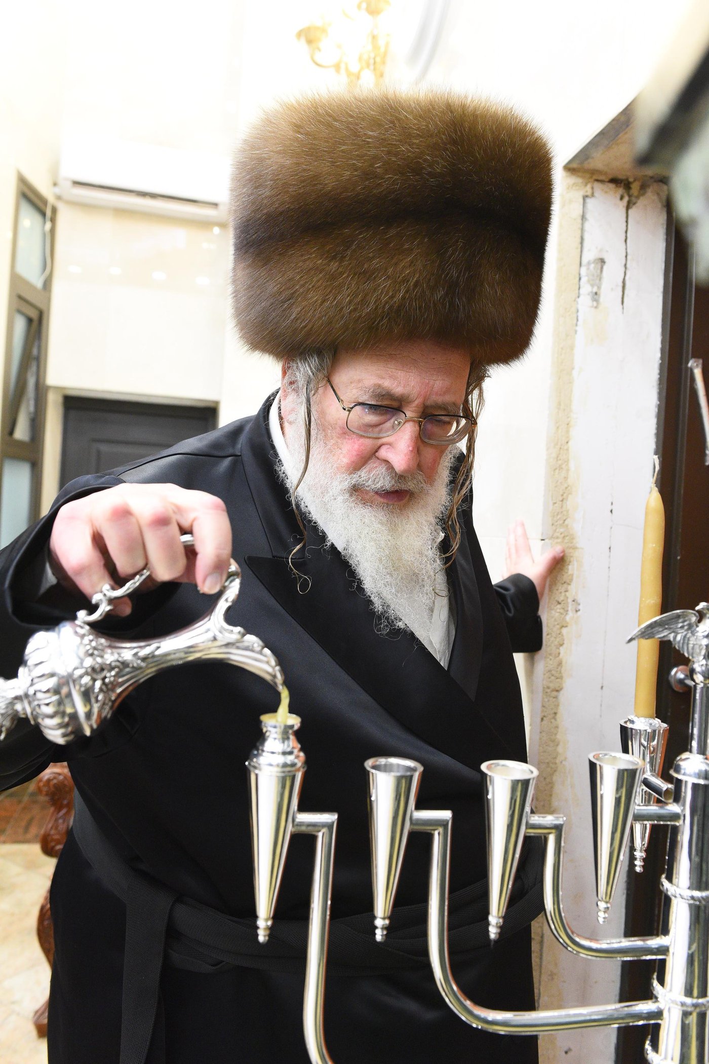האדמו"ר מספינקא בהדלקת נרות חנוכה