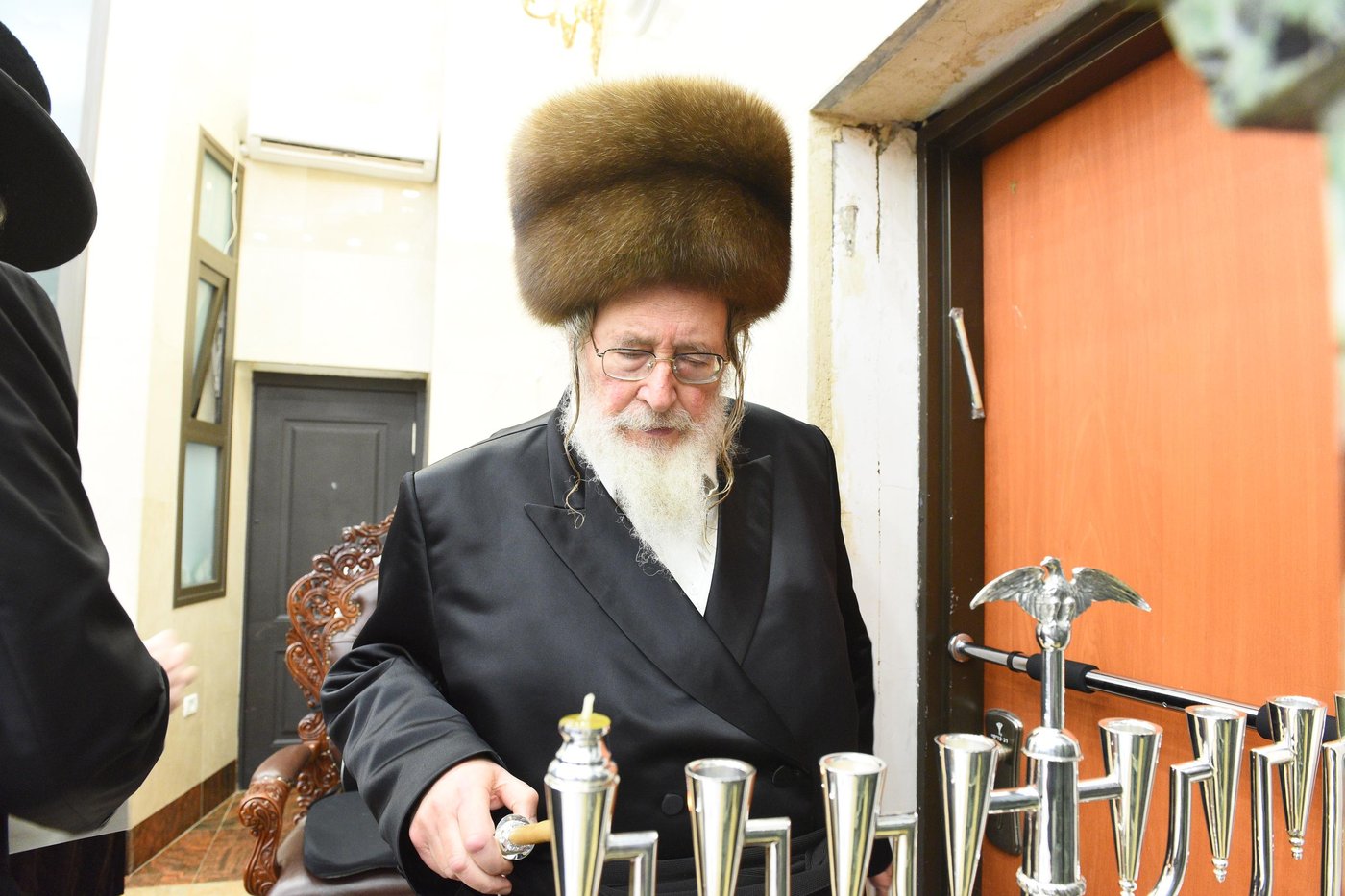 האדמו"ר מספינקא בהדלקת נרות חנוכה