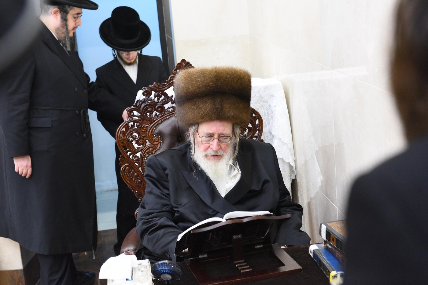 האדמו"ר מספינקא בהדלקת נרות חנוכה