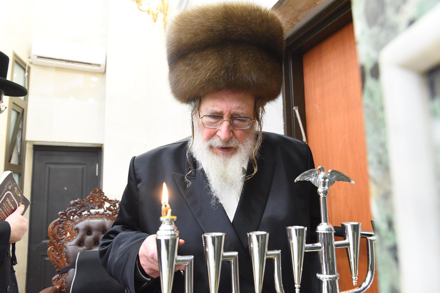 האדמו"ר מספינקא בהדלקת נרות חנוכה