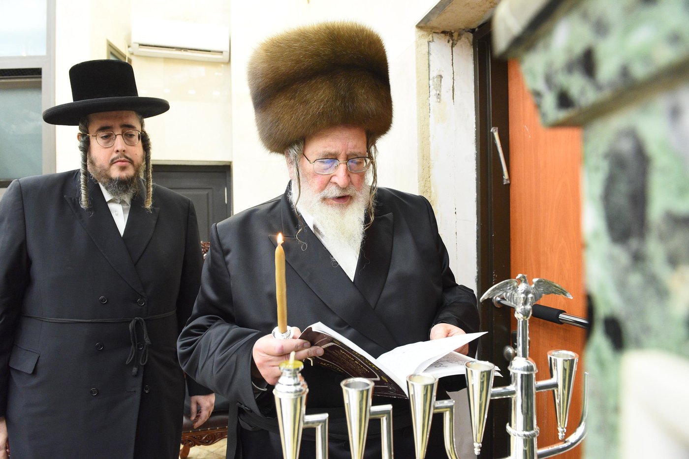 האדמו"ר מספינקא בהדלקת נרות חנוכה