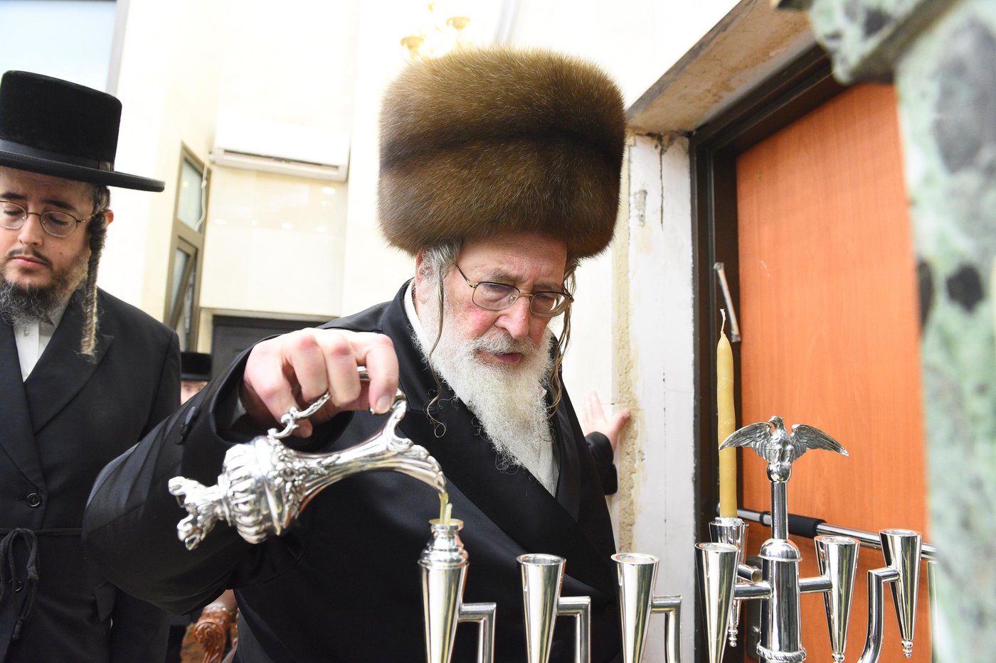 האדמו"ר מספינקא בהדלקת נרות חנוכה