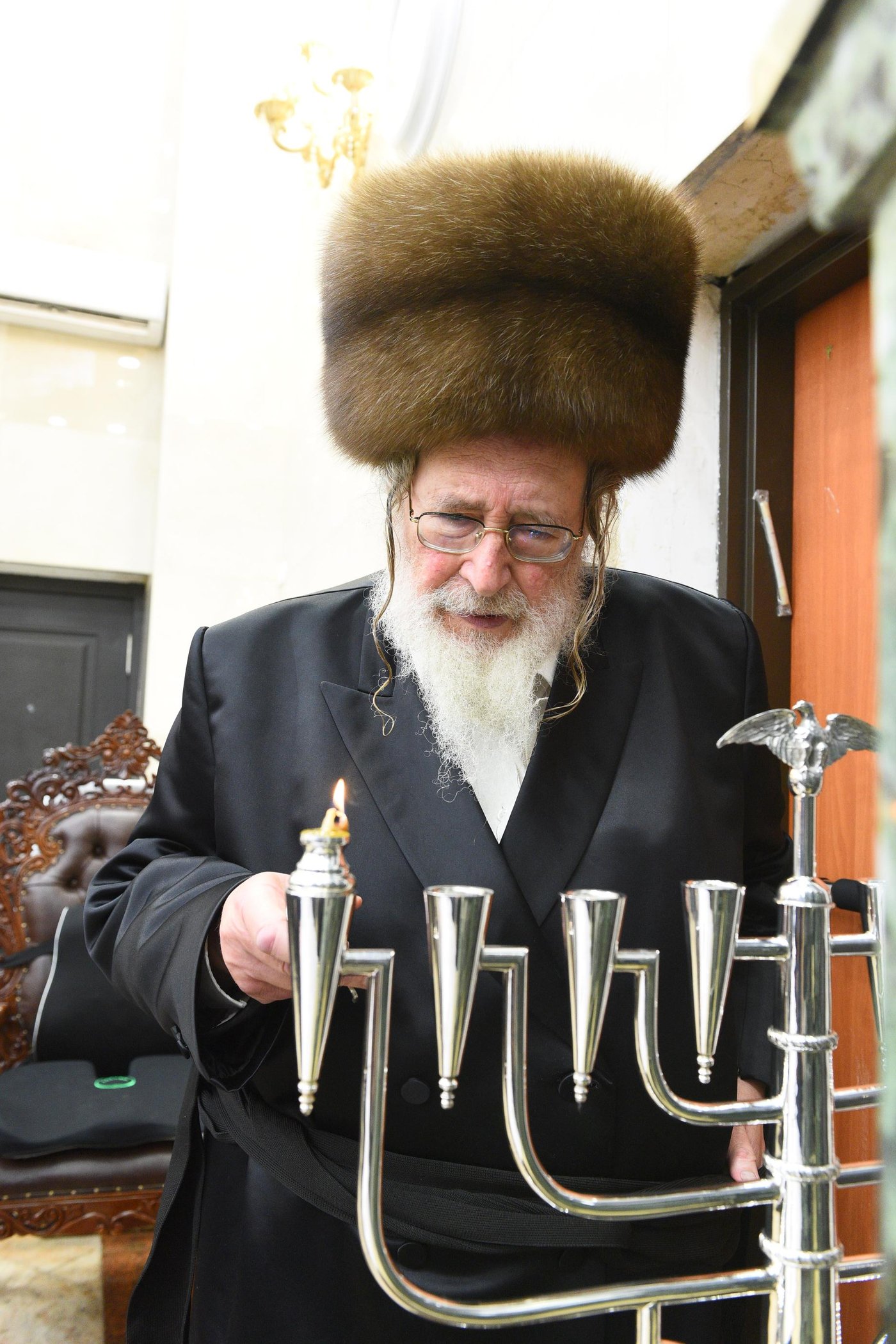 האדמו"ר מספינקא בהדלקת נרות חנוכה