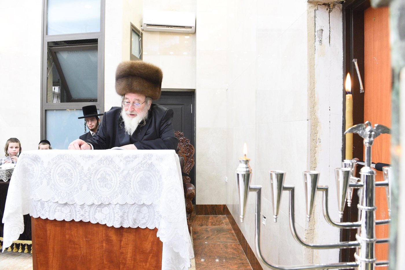 האדמו"ר מספינקא בהדלקת נרות חנוכה