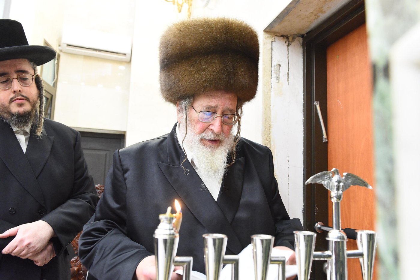 האדמו"ר מספינקא בהדלקת נרות חנוכה