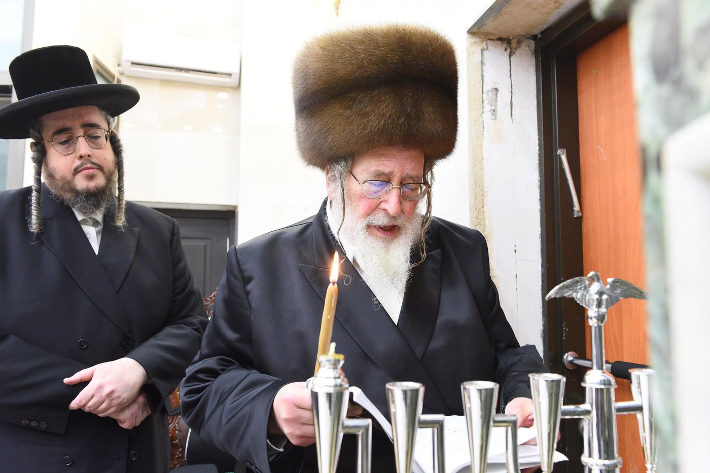 האדמו"ר מספינקא בהדלקת נרות חנוכה