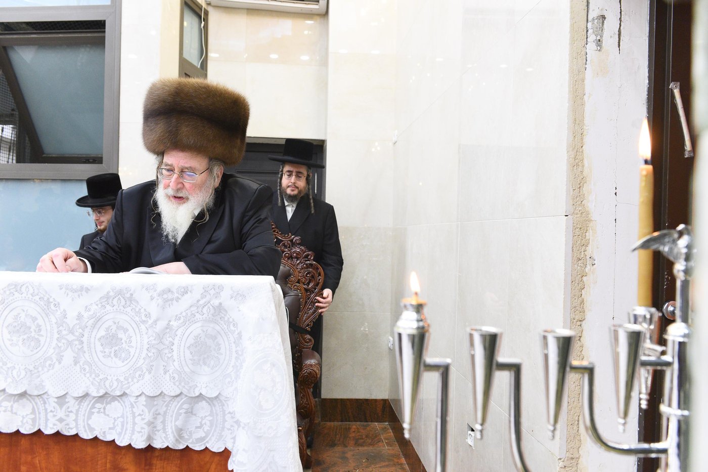 האדמו"ר מספינקא בהדלקת נרות חנוכה