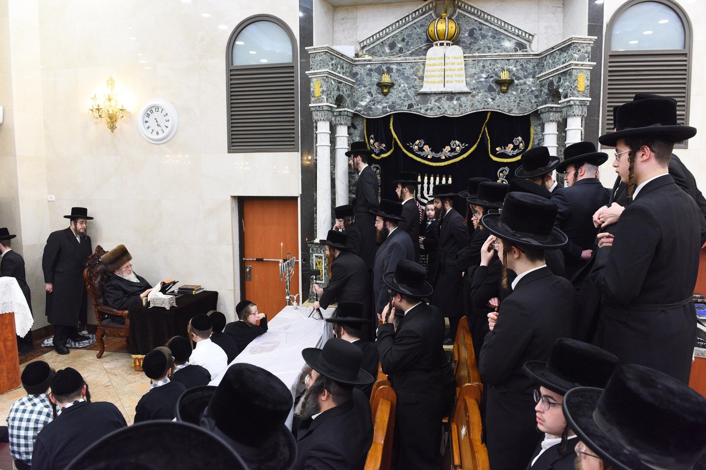 האדמו"ר מספינקא בהדלקת נרות חנוכה