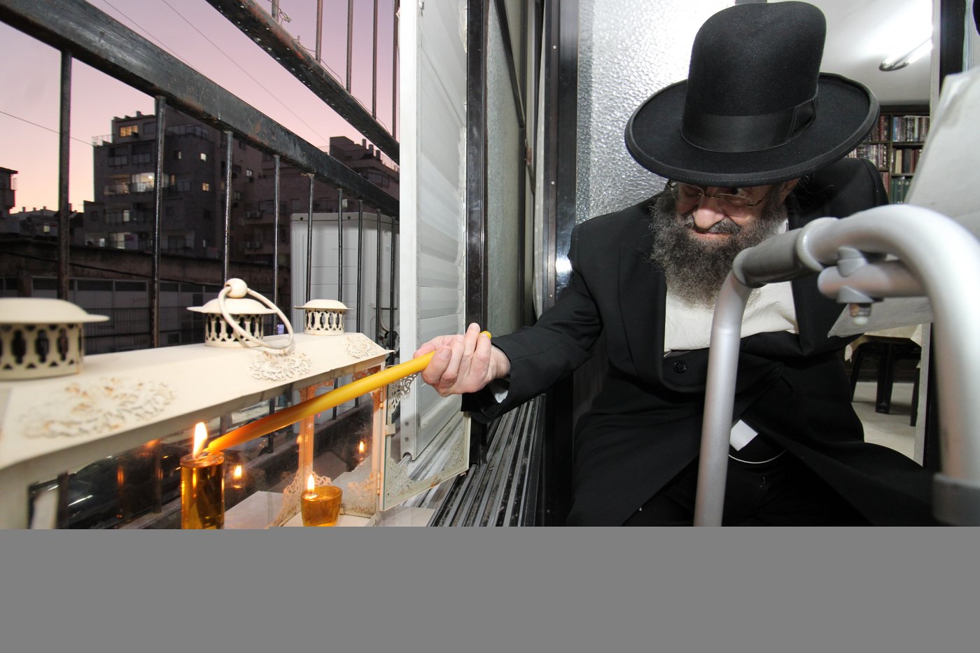 הגאון רבי מסעוד בן שמעון בהדלקת נרות חנוכה