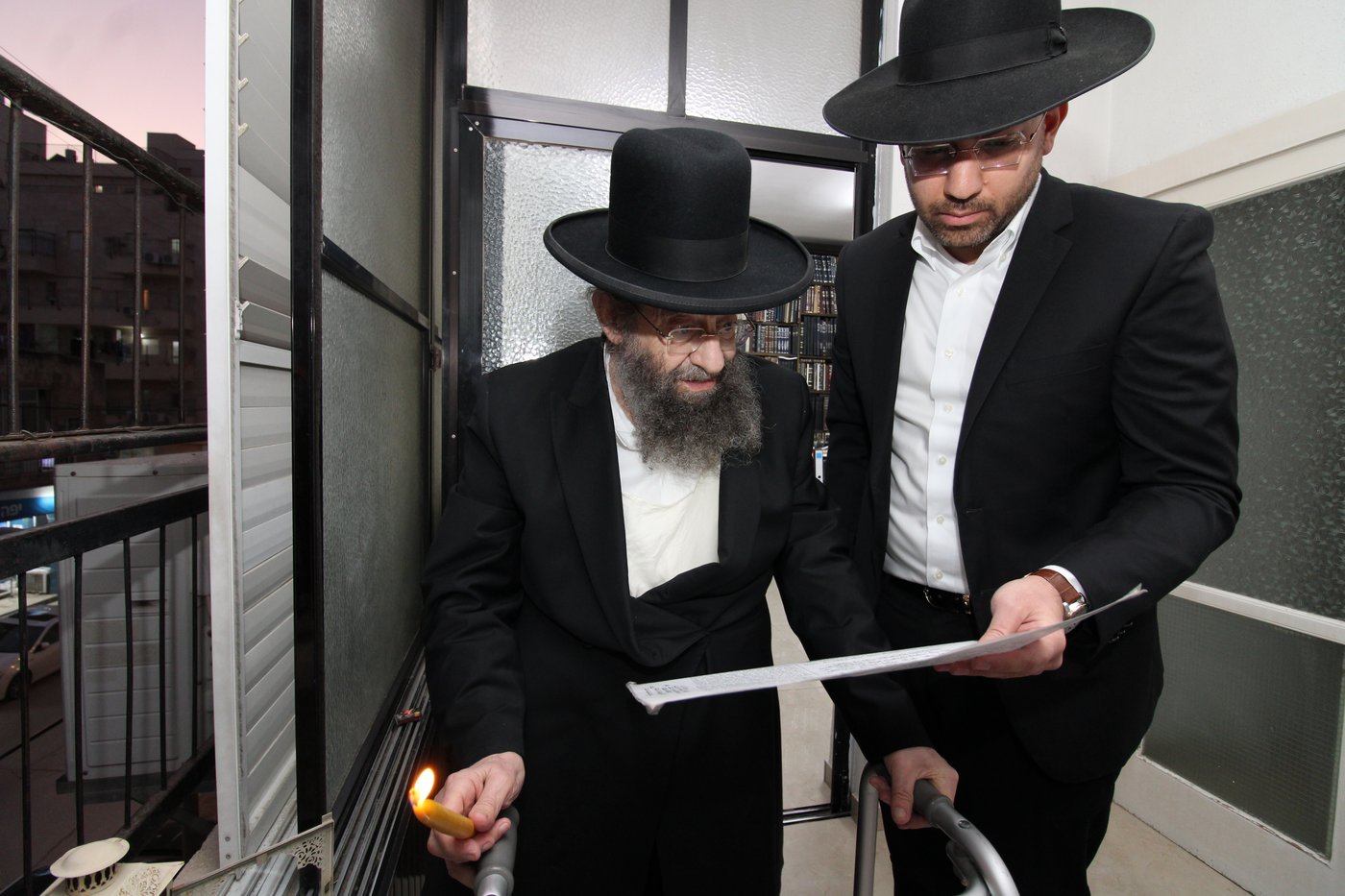 הגאון רבי מסעוד בן שמעון בהדלקת נרות חנוכה