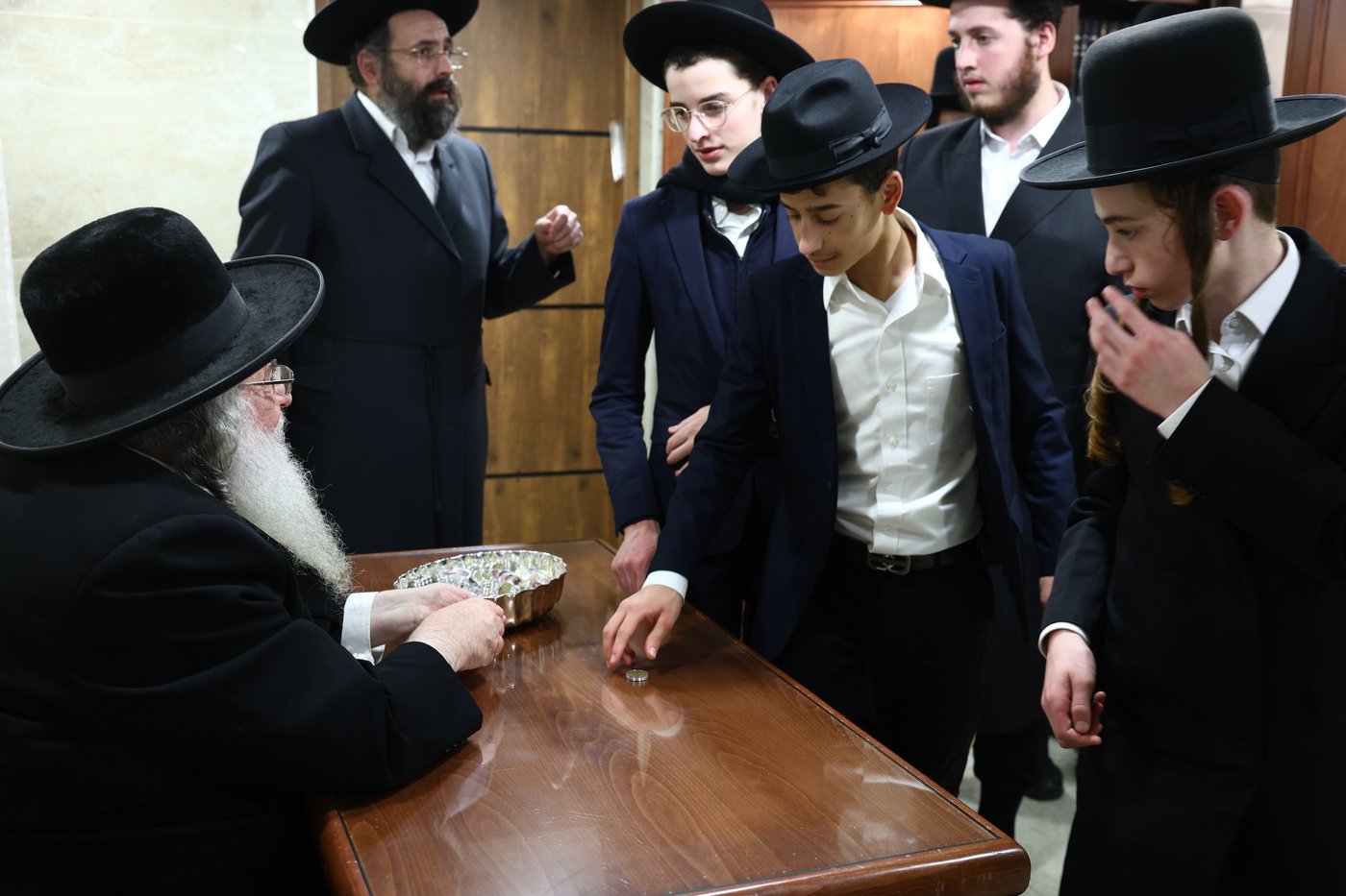 נר ראשון של חנוכה אצל הגר"ש אלתר