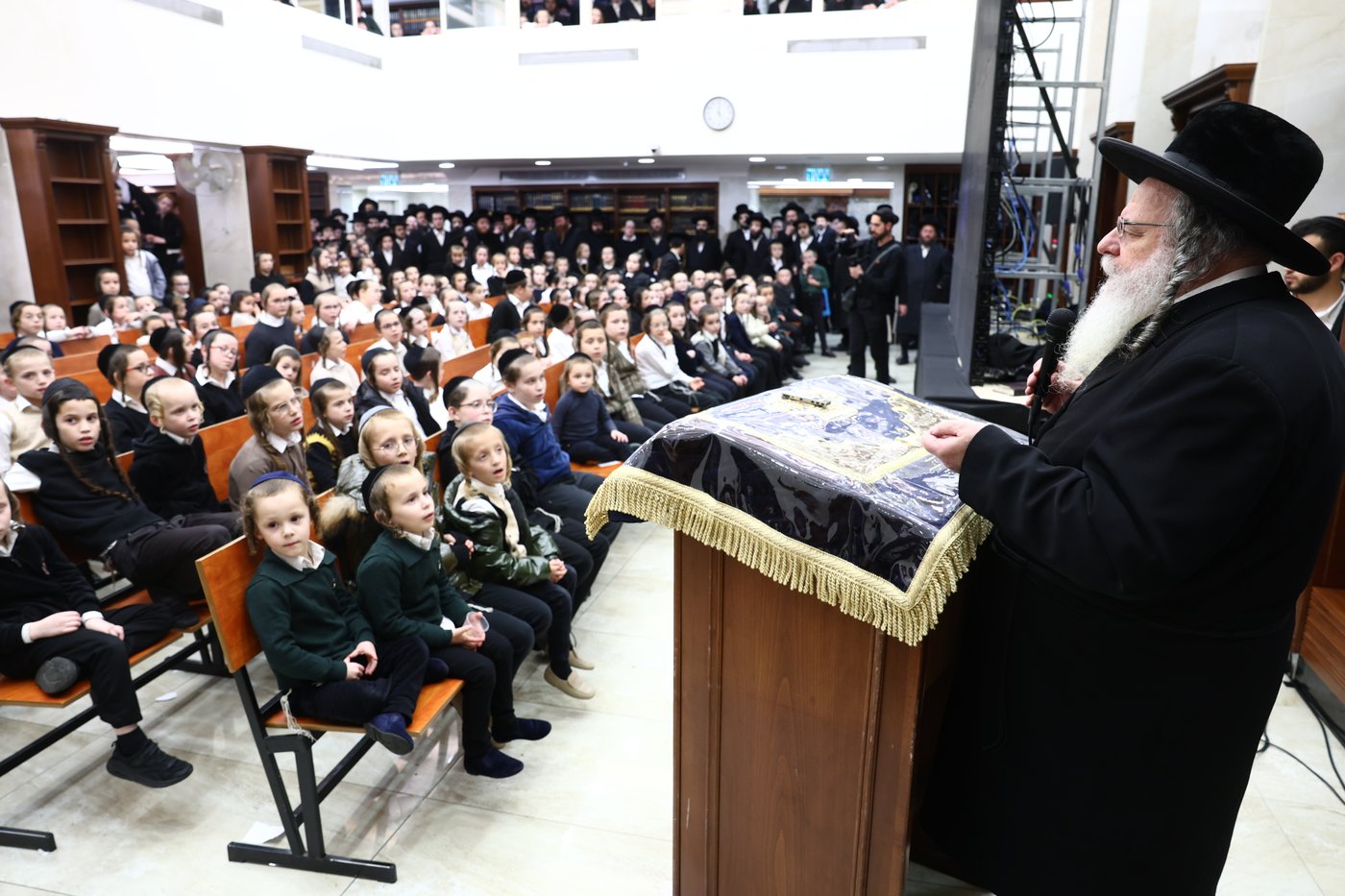 נר ראשון של חנוכה אצל הגר"ש אלתר