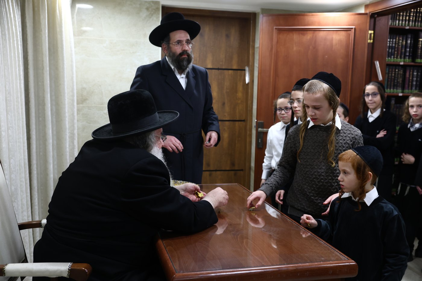 נר ראשון של חנוכה אצל הגר"ש אלתר