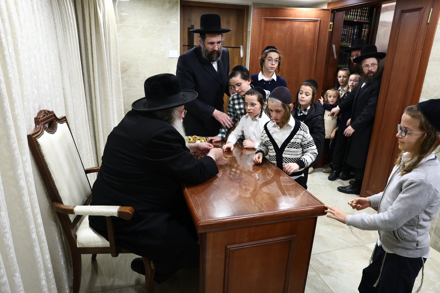 נר ראשון של חנוכה אצל הגר"ש אלתר