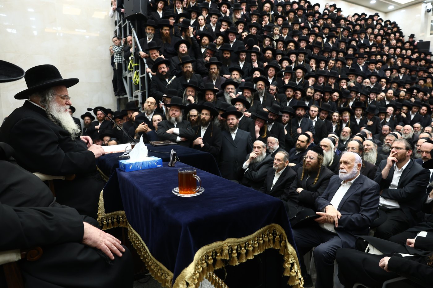 נר ראשון של חנוכה אצל הגר"ש אלתר