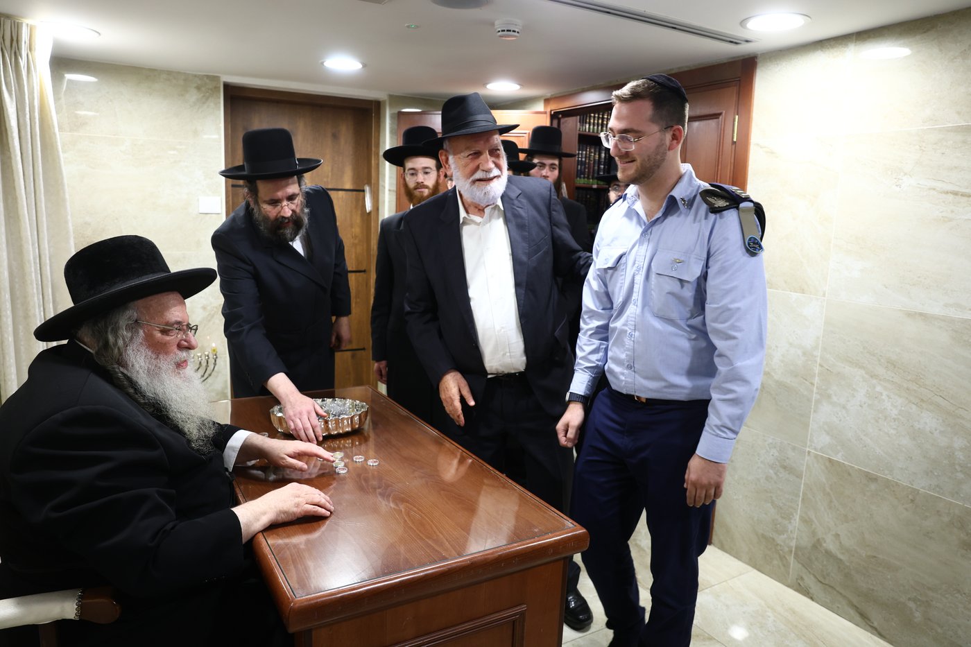 נר ראשון של חנוכה אצל הגר"ש אלתר