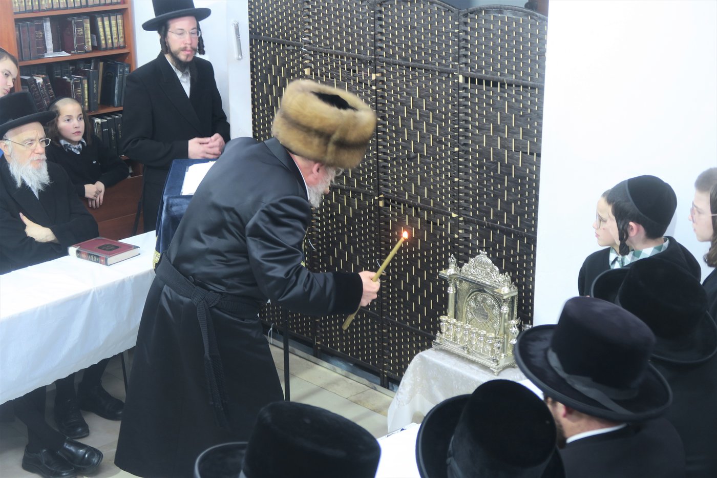 האדמו"ר מאנטניא בהדלקת נרות חנוכה 