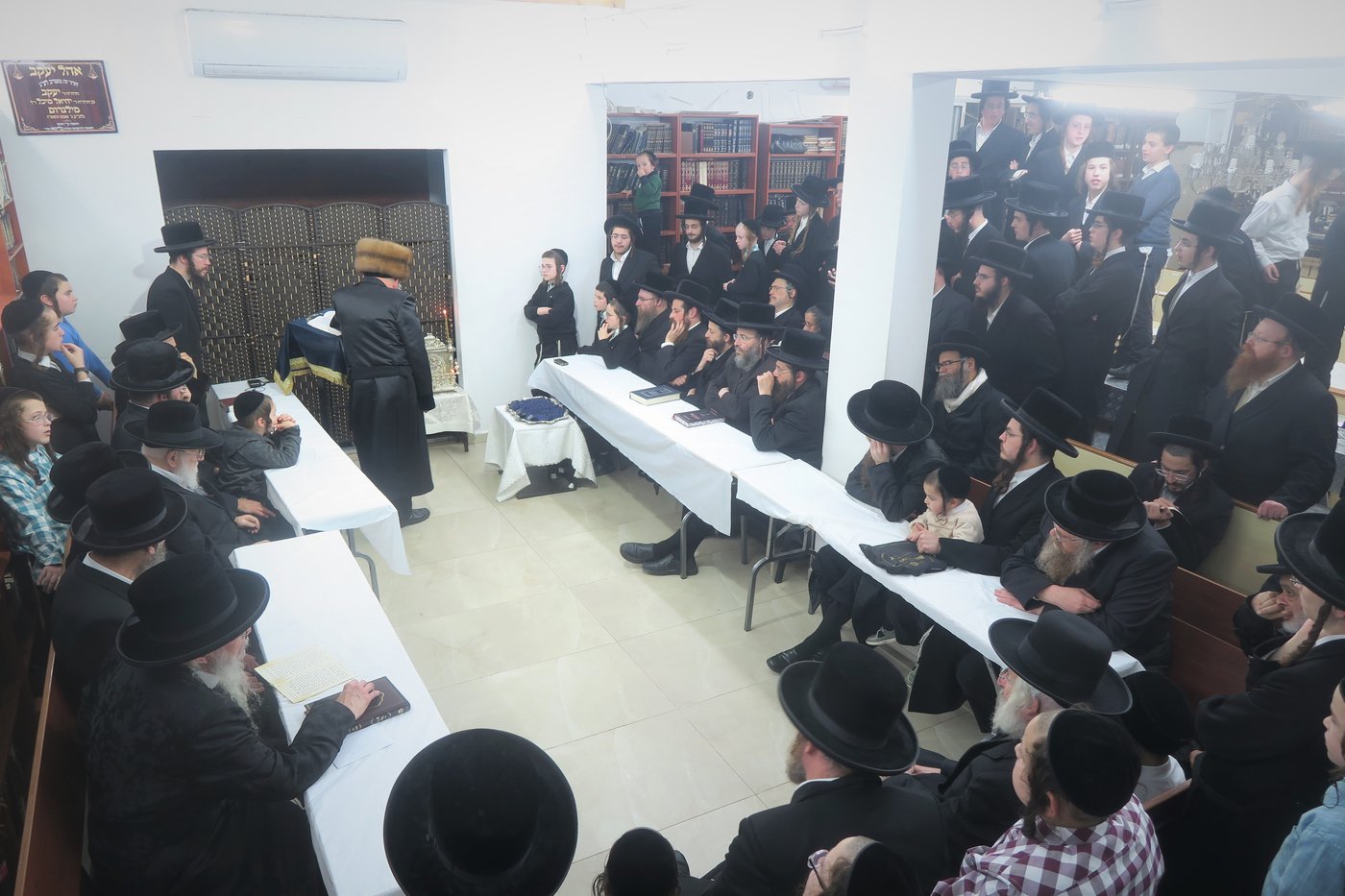 האדמו"ר מאנטניא בהדלקת נרות חנוכה 