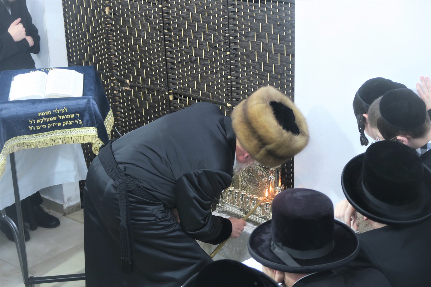 האדמו"ר מאנטניא בהדלקת נרות חנוכה 