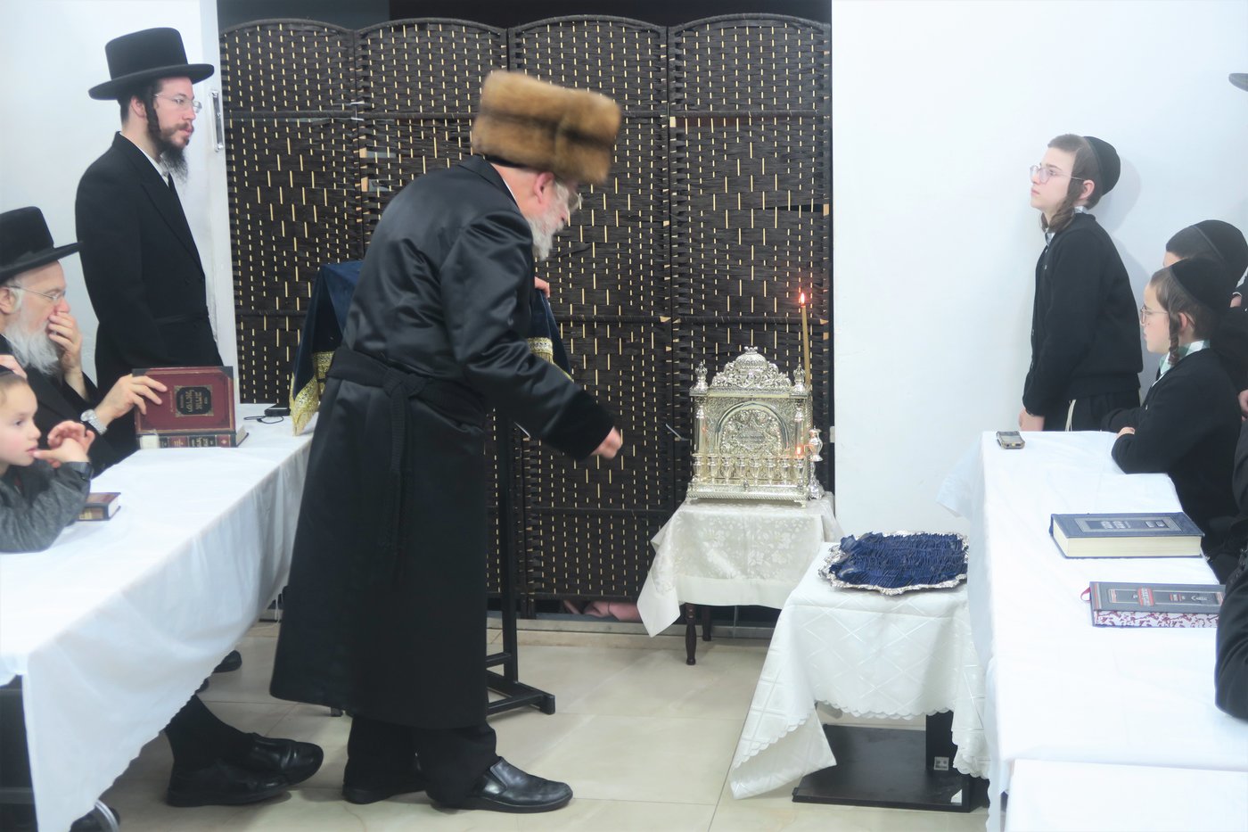 האדמו"ר מאנטניא בהדלקת נרות חנוכה 