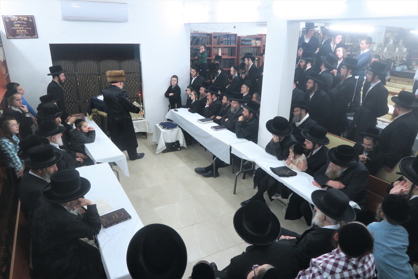 האדמו"ר מאנטניא בהדלקת נרות חנוכה 