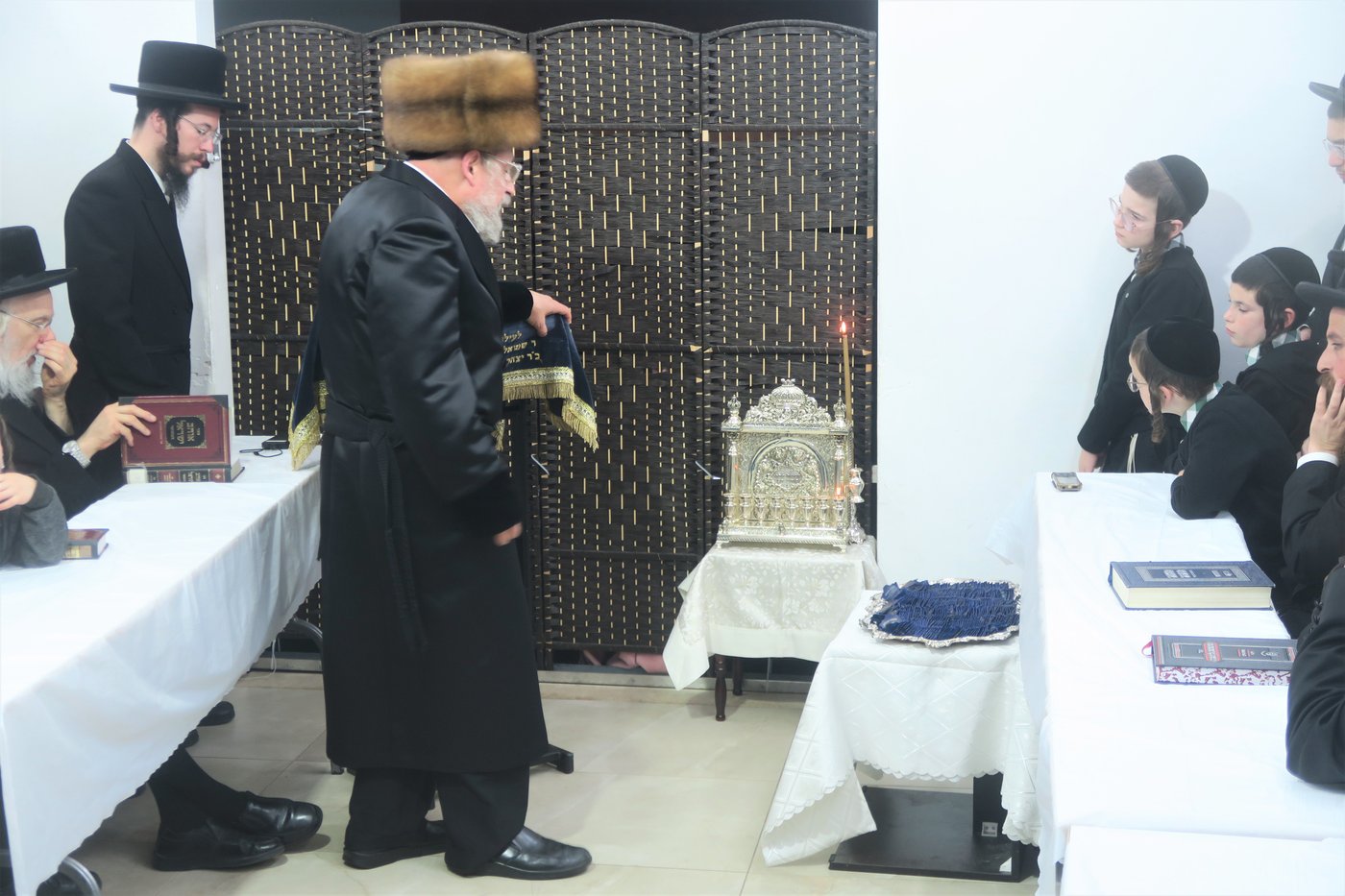 האדמו"ר מאנטניא בהדלקת נרות חנוכה 