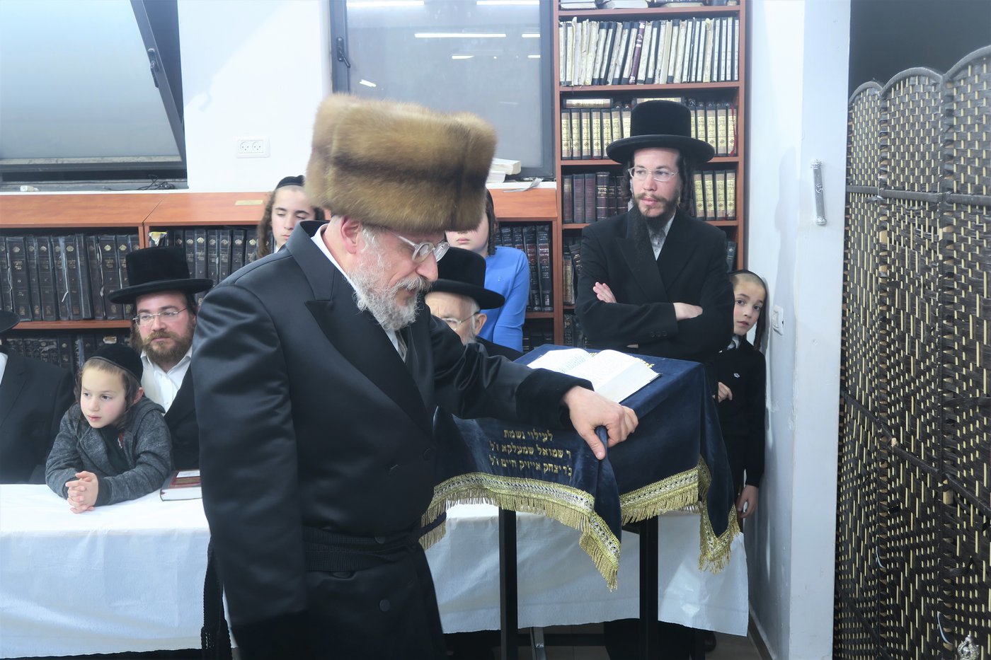 האדמו"ר מאנטניא בהדלקת נרות חנוכה 