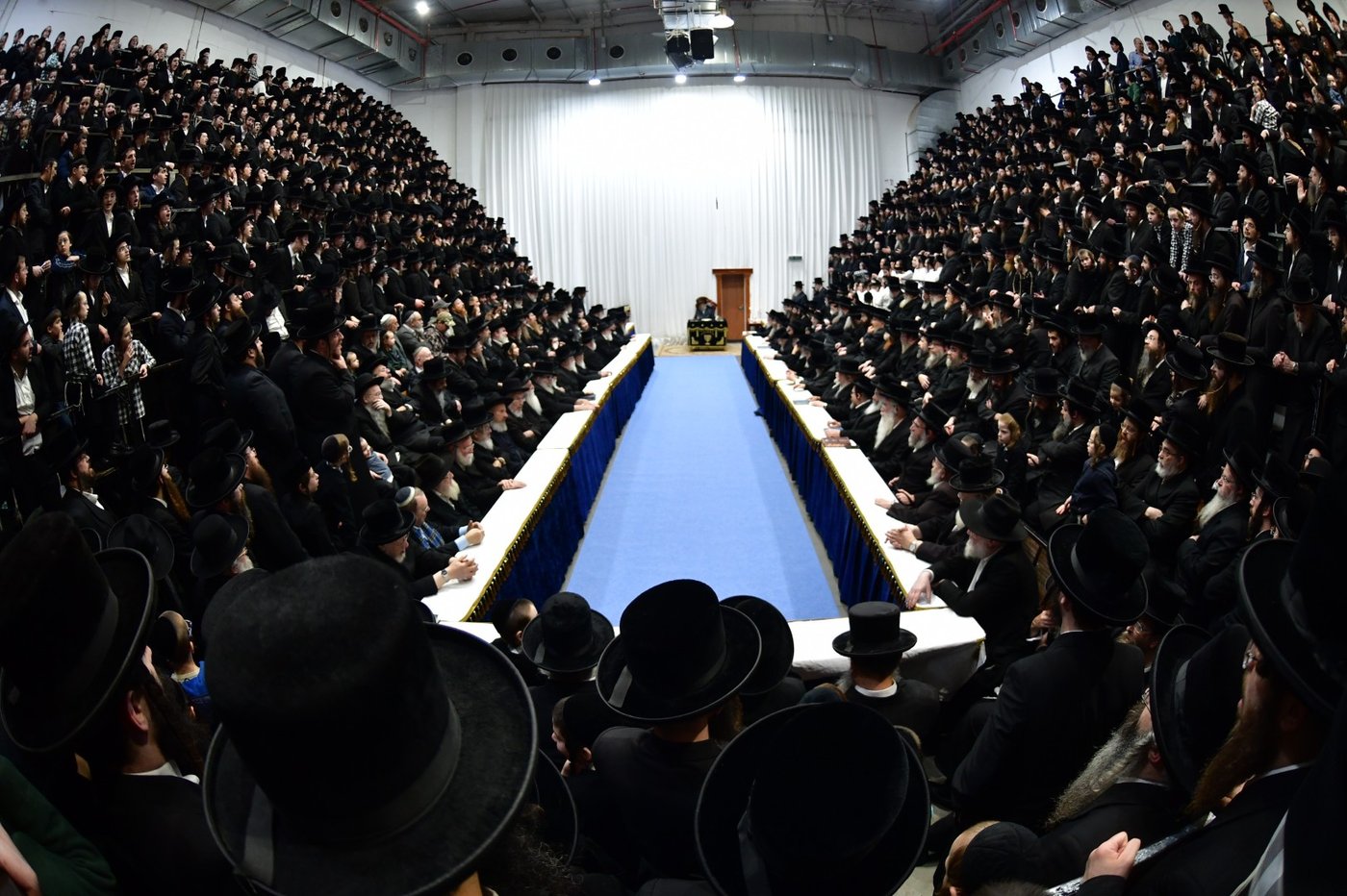 האדמו"ר מסערט ויז'ניץ בהדלקת נרות חנוכה 