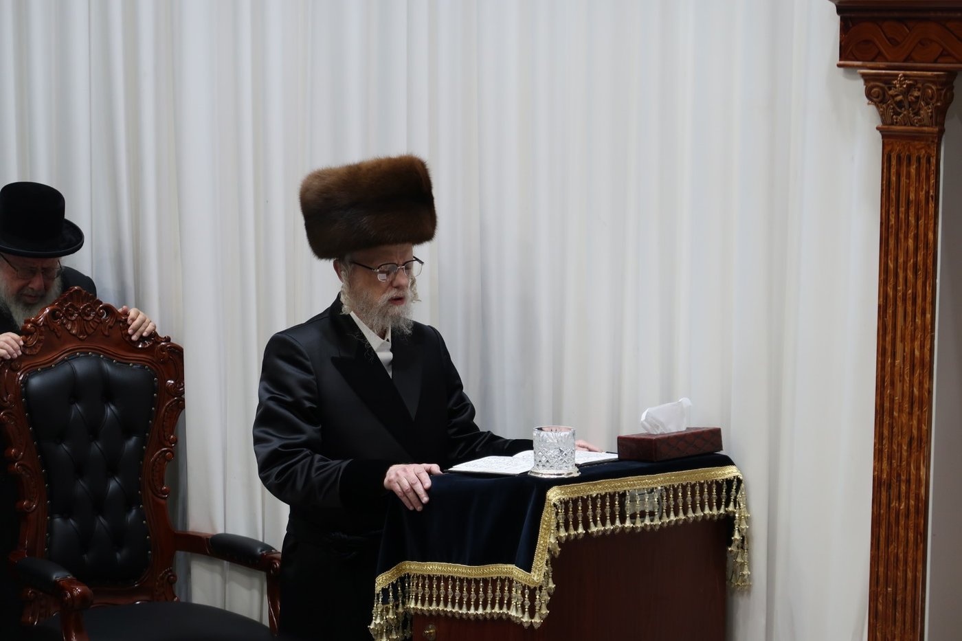 האדמו"ר מסערט ויז'ניץ בהדלקת נרות חנוכה 