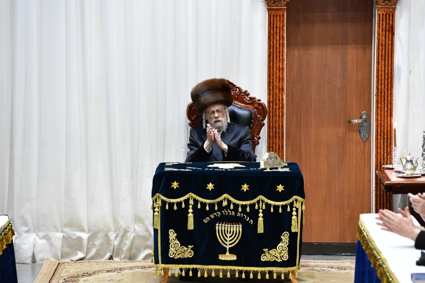 האדמו"ר מסערט ויז'ניץ בהדלקת נרות חנוכה 