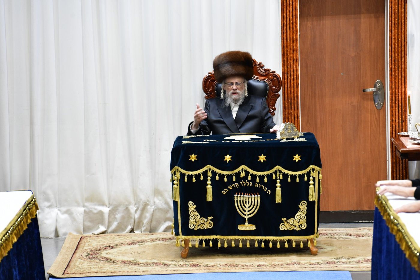 האדמו"ר מסערט ויז'ניץ בהדלקת נרות חנוכה 