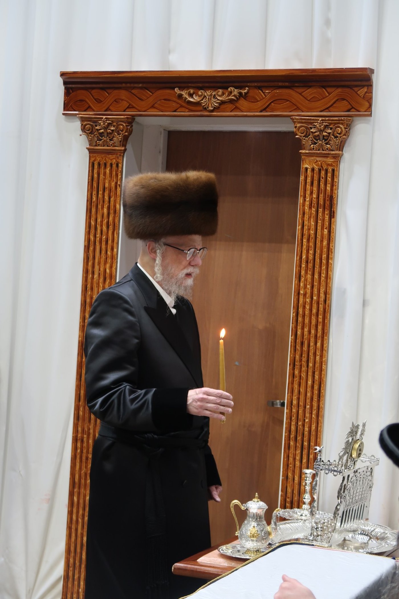 האדמו"ר מסערט ויז'ניץ בהדלקת נרות חנוכה 