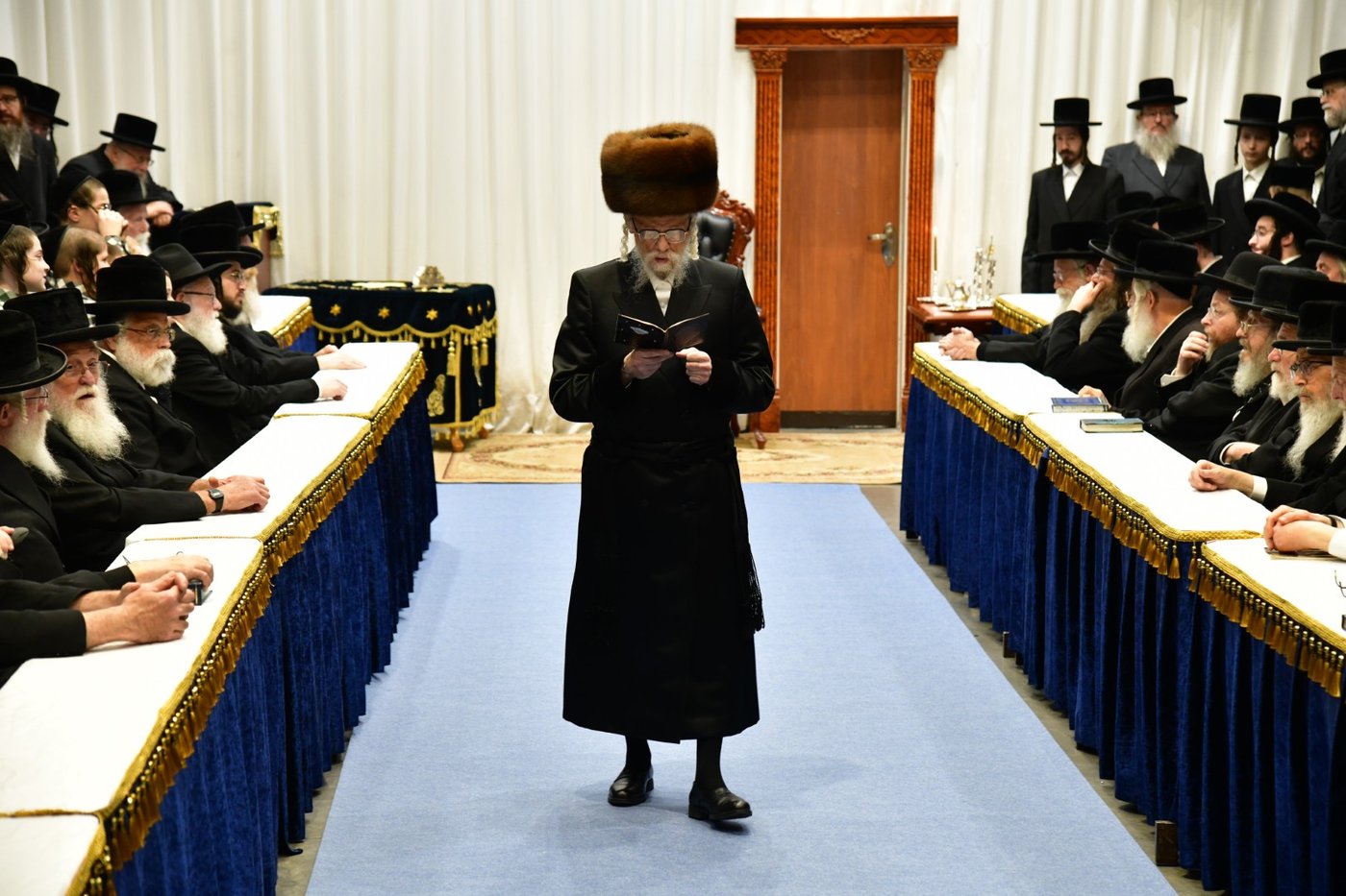 האדמו"ר מסערט ויז'ניץ בהדלקת נרות חנוכה 