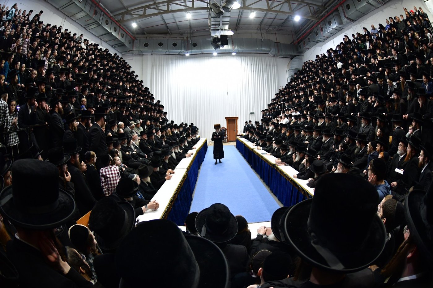 האדמו"ר מסערט ויז'ניץ בהדלקת נרות חנוכה 