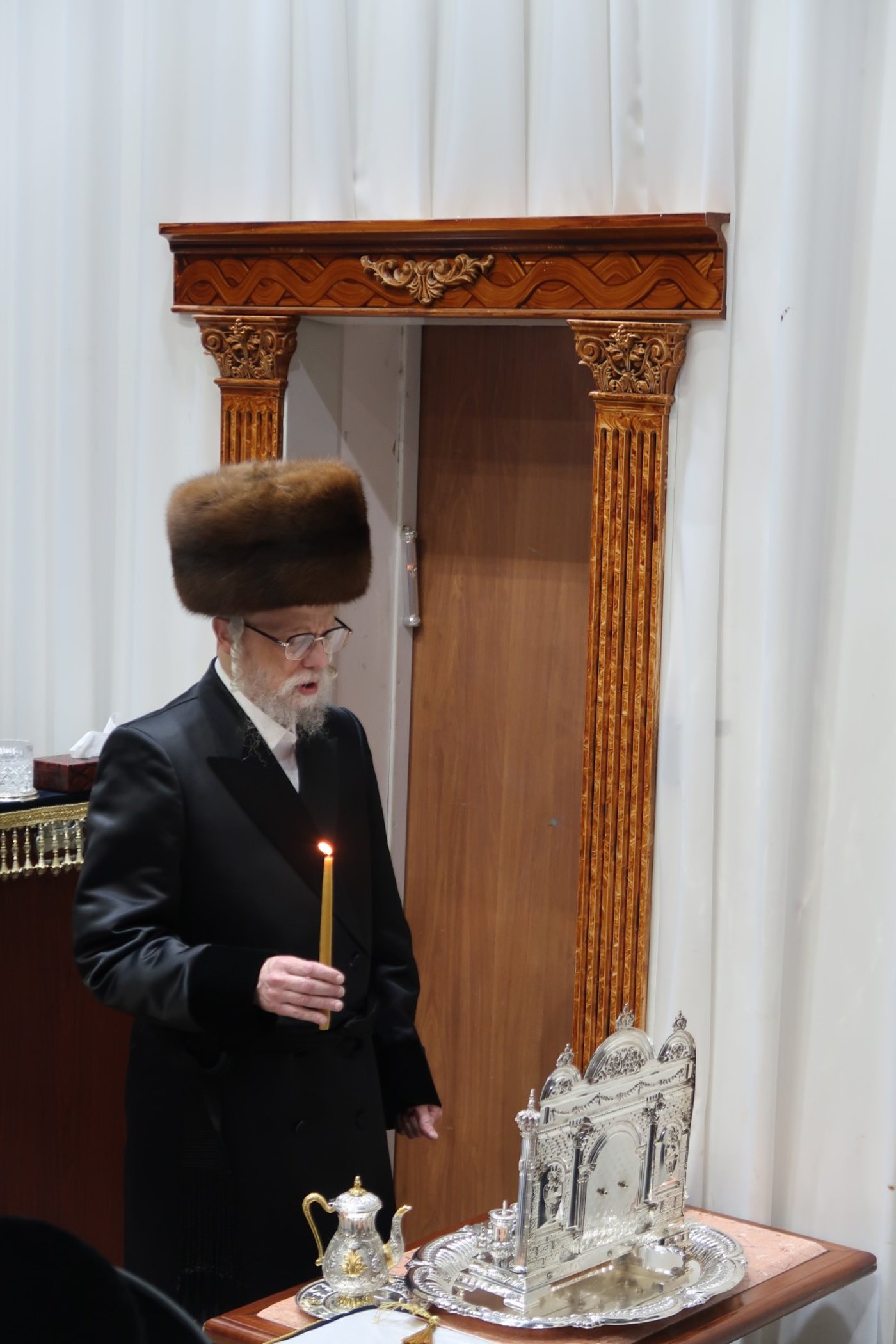 האדמו"ר מסערט ויז'ניץ בהדלקת נרות חנוכה 