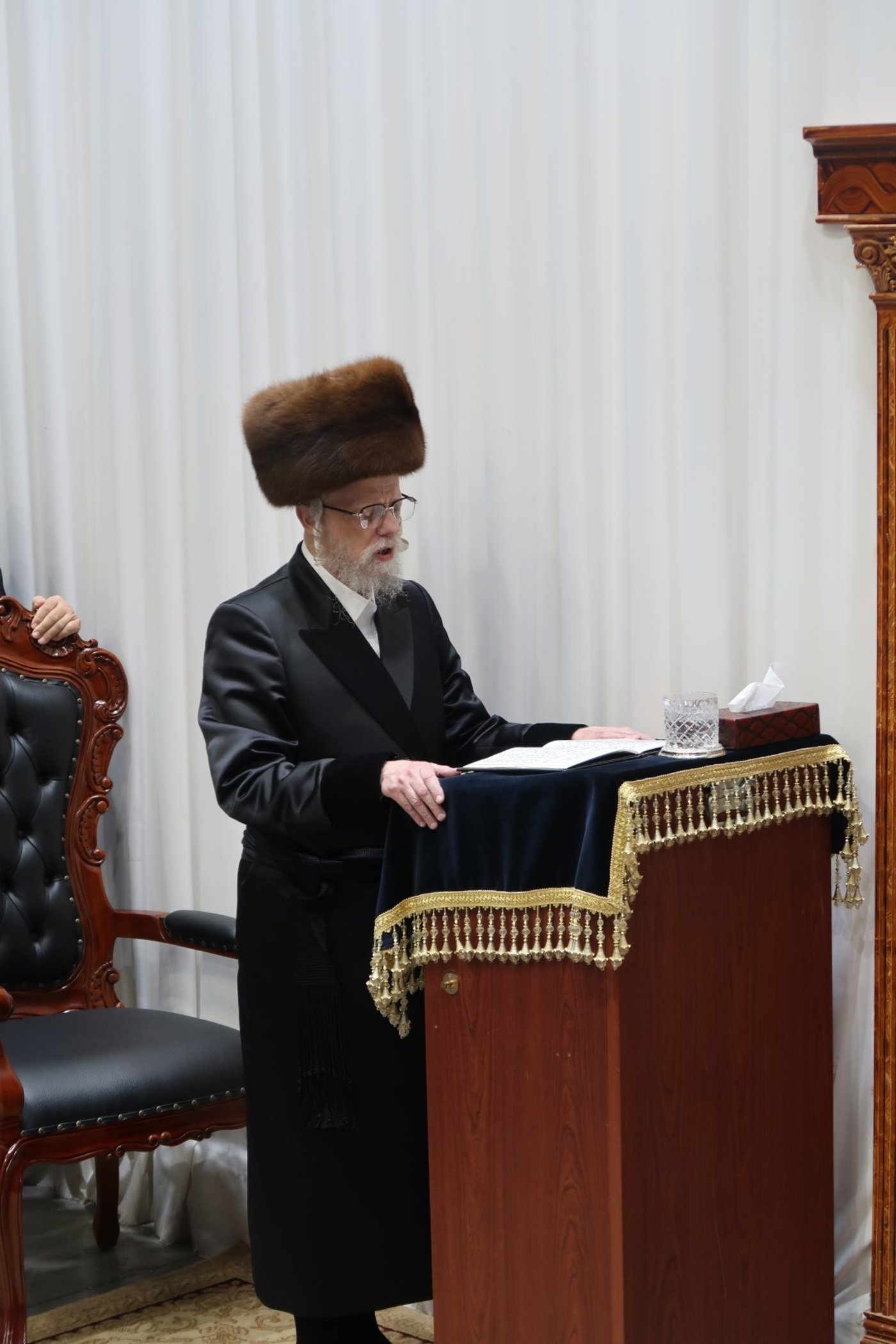 האדמו"ר מסערט ויז'ניץ בהדלקת נרות חנוכה 