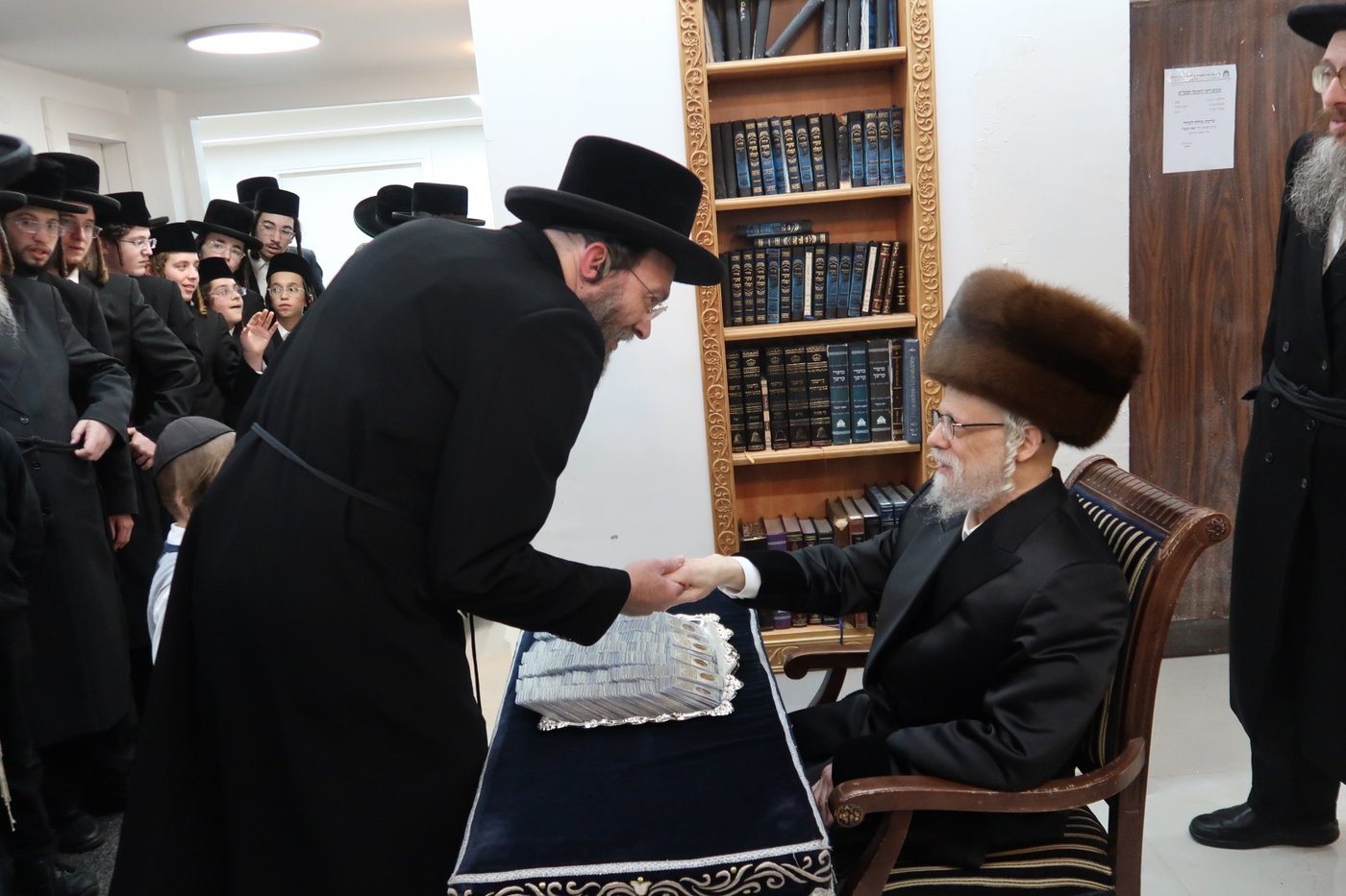 האדמו"ר מסערט ויז'ניץ בהדלקת נרות חנוכה 