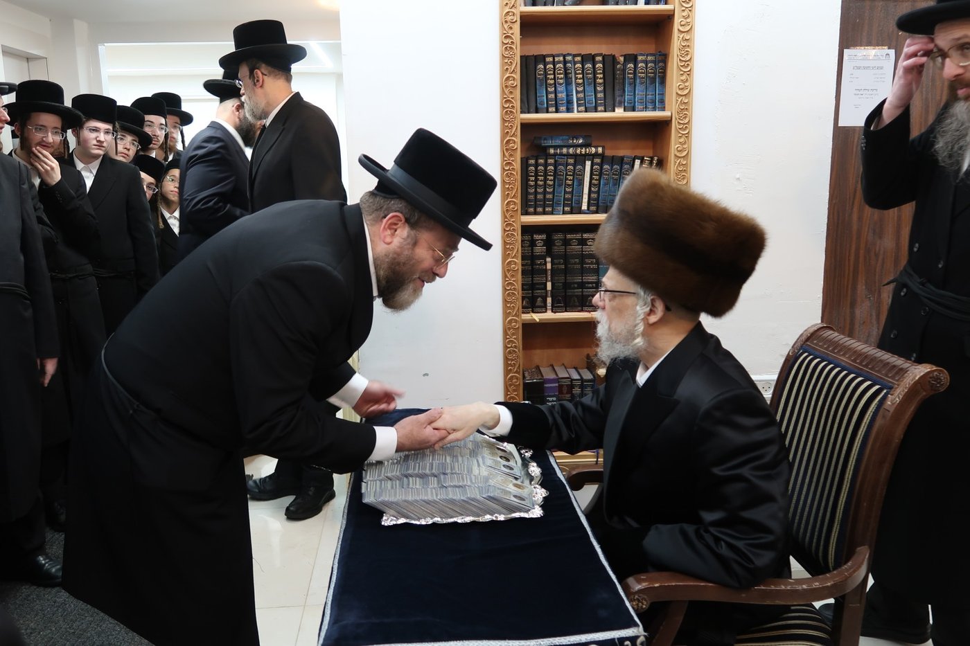 האדמו"ר מסערט ויז'ניץ בהדלקת נרות חנוכה 