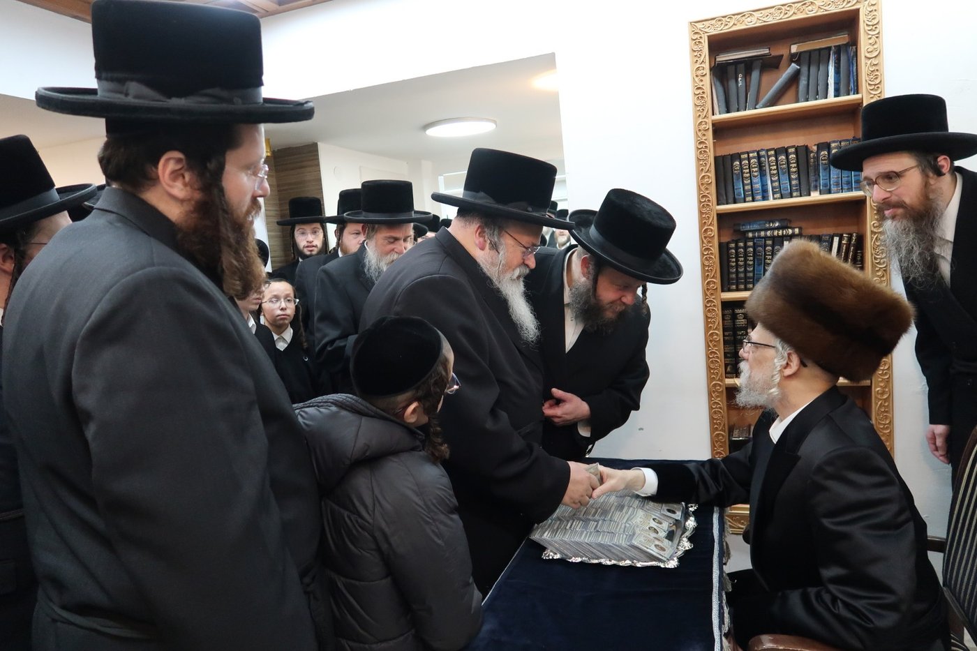 האדמו"ר מסערט ויז'ניץ מעניק חנוכה געלט להרב יהושע מנדל